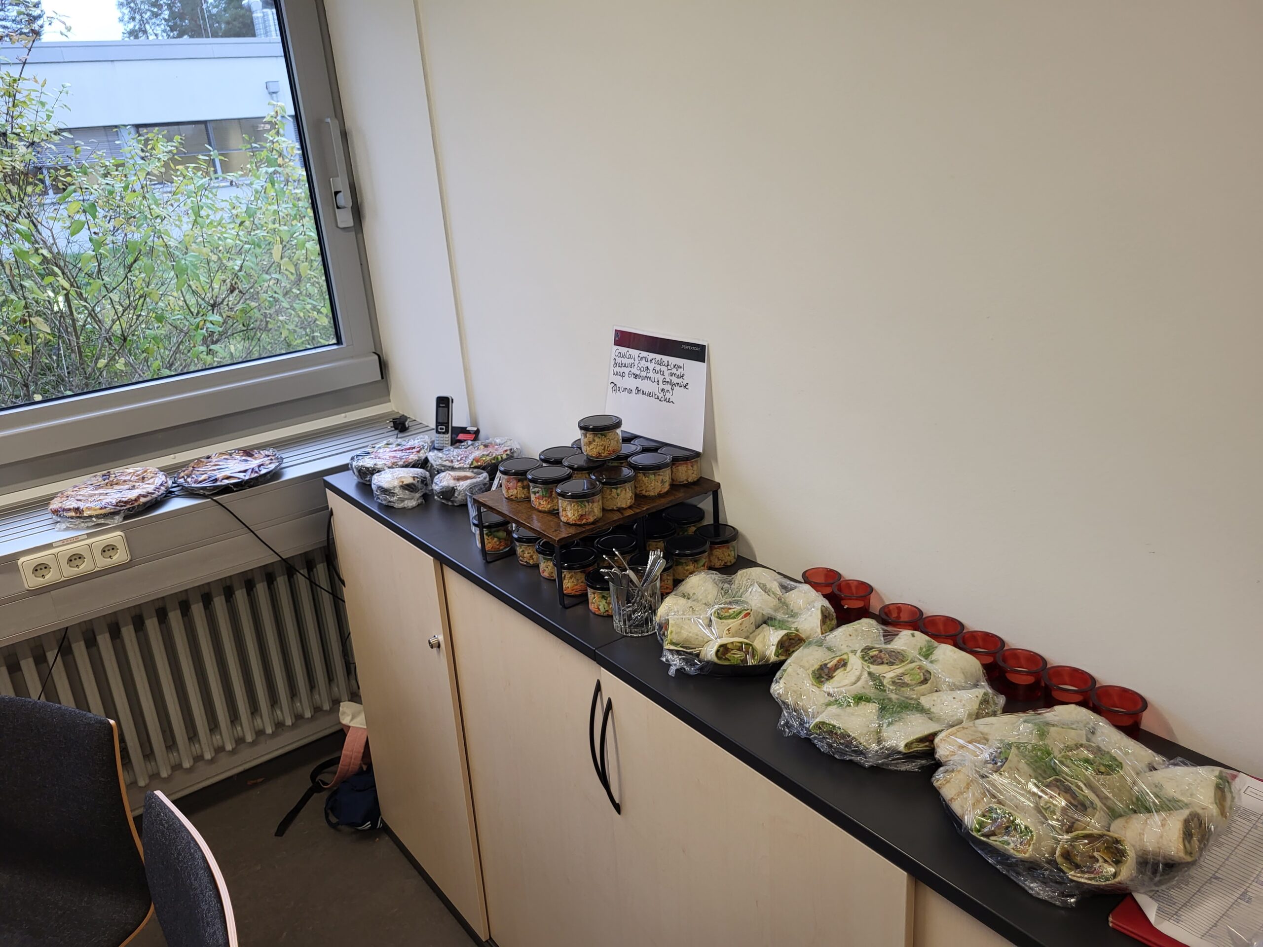 Small refreshment for the hard-working team (Image: A. Dakkouri-Baldauf)